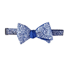 Charger l&#39;image dans la galerie, Noeud papillon bleu et blanc imprimé réglable pour homme made in France Atelier Madeleine