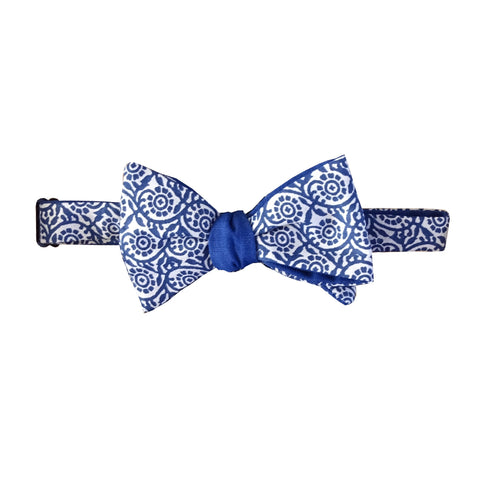 Noeud papillon bleu et blanc imprimé réglable pour homme made in France Atelier Madeleine