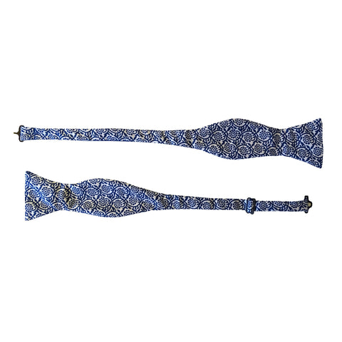 Coffret noeud papillon bleu et blanc imprimé réglable pour homme made in France Atelier Madeleine