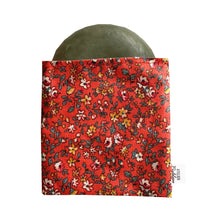 Charger l&#39;image dans la galerie, Pochette à savon imperméable fleurie rouge pour savon solide made in France Atelier Madeleine